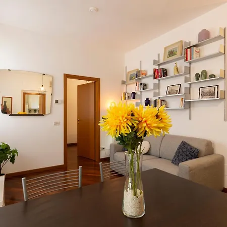 Urban Retreat - Isola District Apartment *