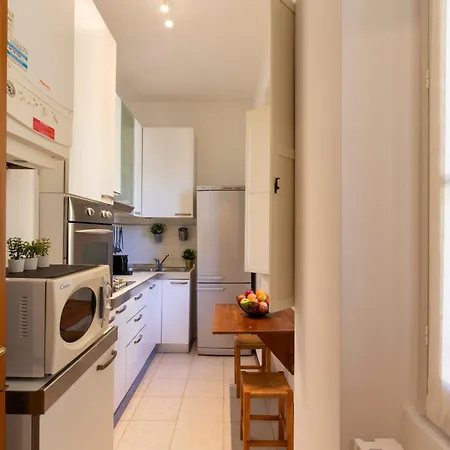 Urban Retreat - Isola District Apartment