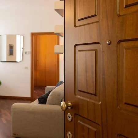 Urban Retreat - Isola District Apartament